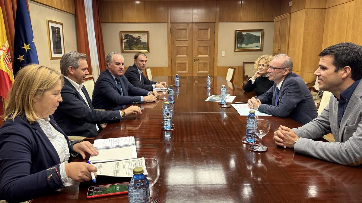 Reunión en la delegación del Gobierno de responsables de Carreteras y del Concello de Miño.