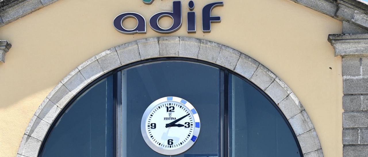 Reloj de la estación de Adif.