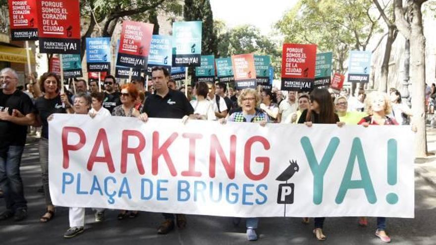 Los vendedores del Mercado Central reclaman en la calle el parking de Brujas