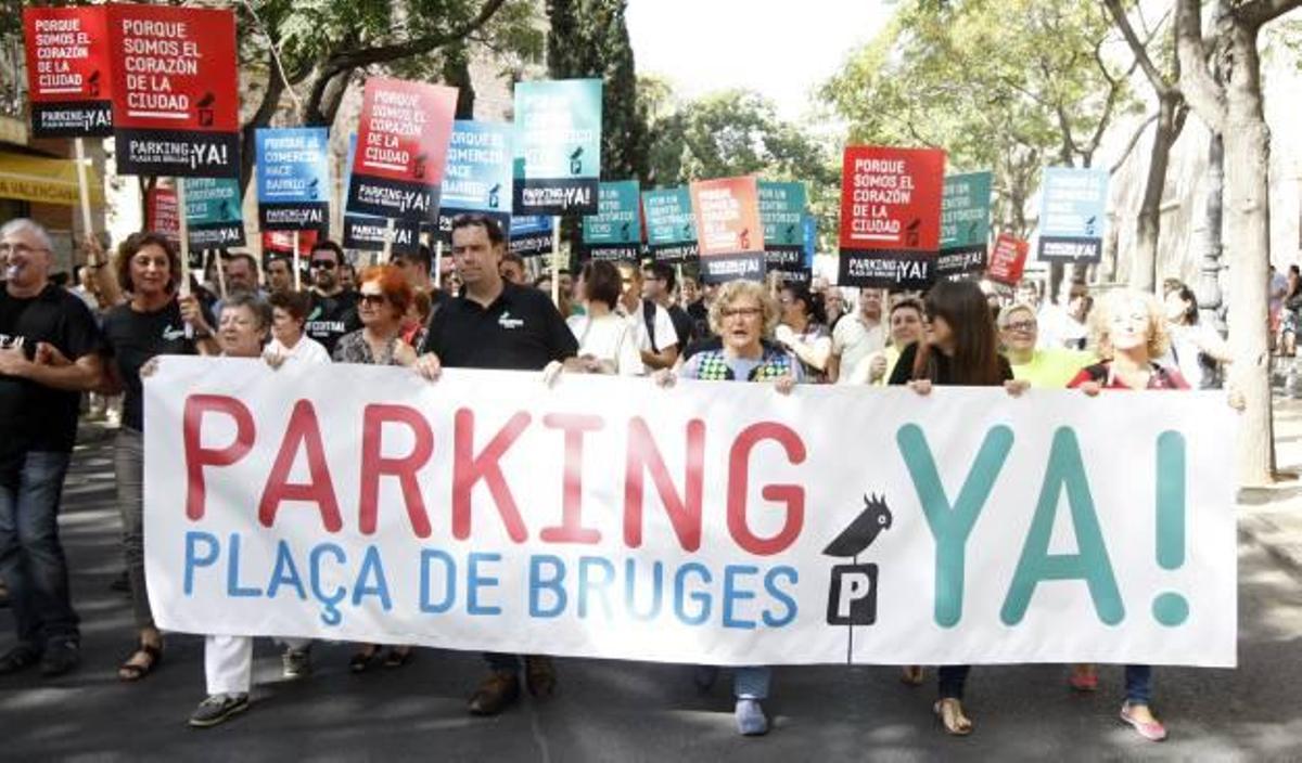 Los vendedores del Mercado Central reclaman en la calle el parking de Brujas