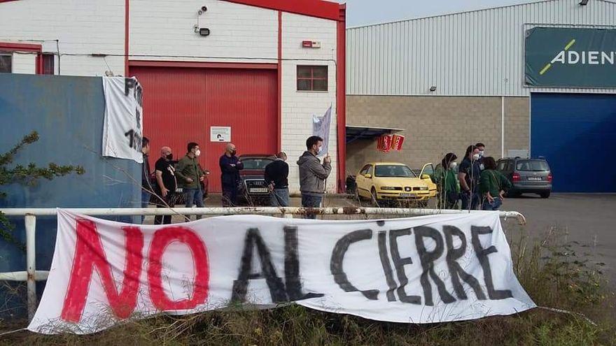 Concentración de los trabajadores de Calatorao en contra del cierre.