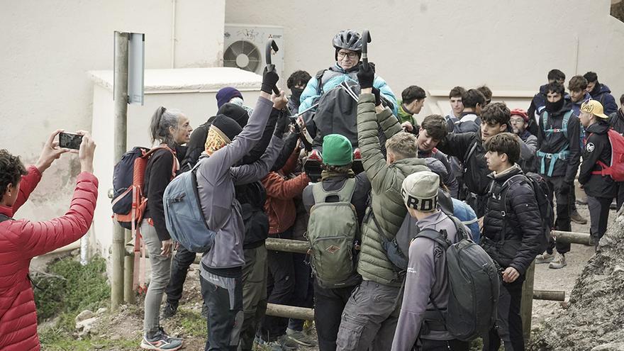 El grup aixeca la Joëlette en cada obstacle del camí