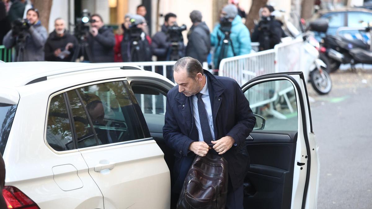 El exministro José Luis Abalos a su llegada al Tribunal Supremo, a 27 de noviembre de 2025, en Madrid (España).