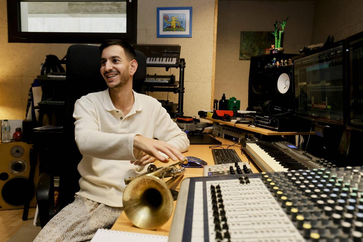 Pere Navarro, en el estudio de Kiko Navarro, donde trabajan en una canción que lanzarán en 2026.
