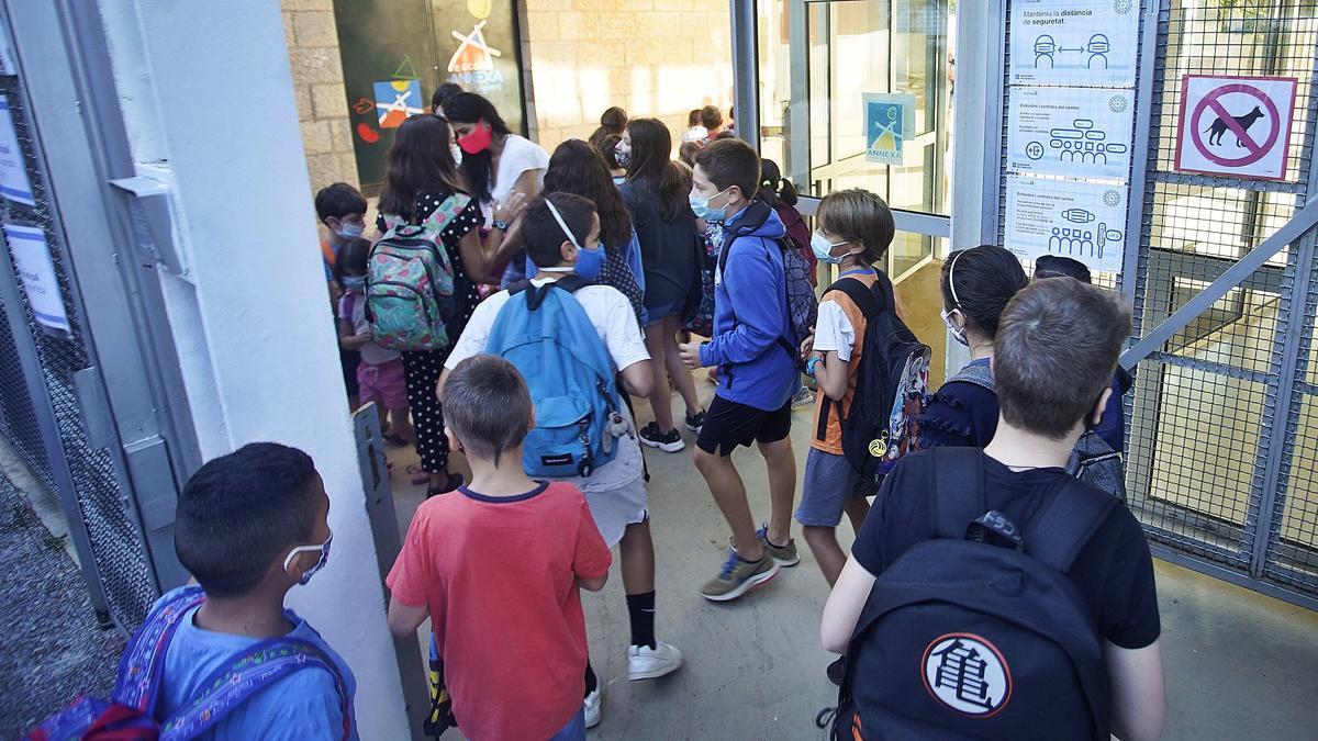 Un grup d’alumnes entrant a l’escola Annexa de Girona del passat mes de maig