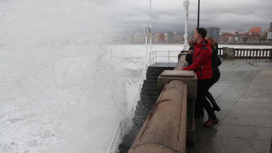 Continúa la alerta naranja en todo el litoral asturiano