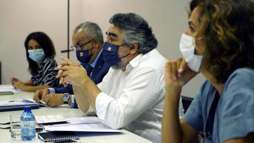 Rodríguez Uribes, de blanco, en la reunión de ayer.