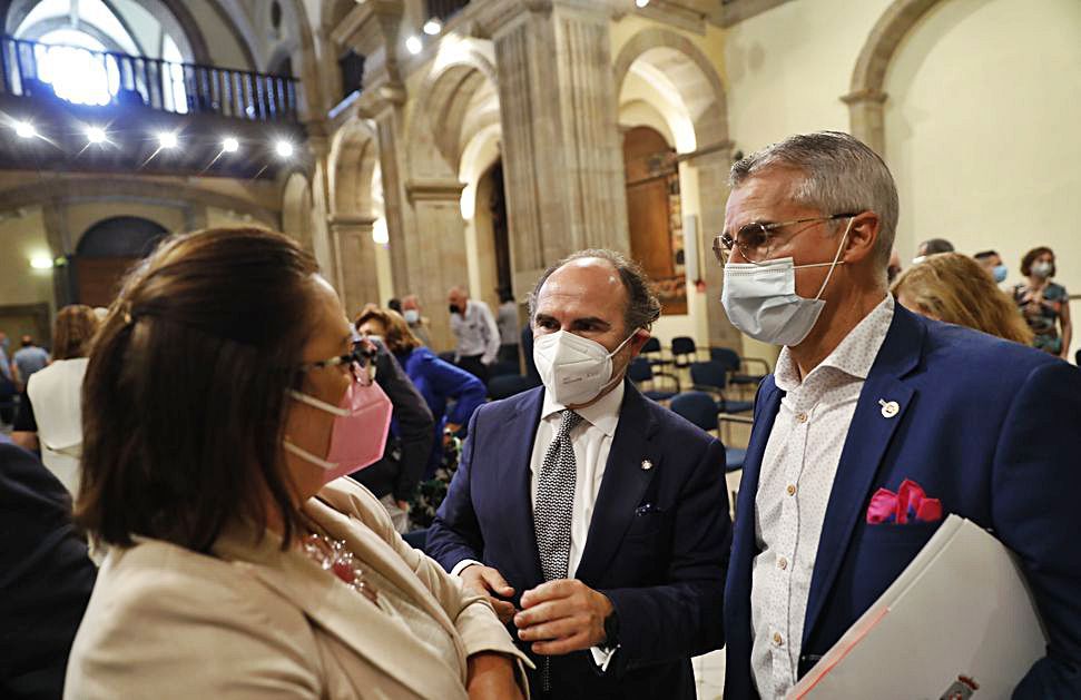 Alonso conversando con el rector, Ignacio Villaverde, y Carlos Siñeriz, de la Fundación Cajastur. |  MARCOS LEÓN