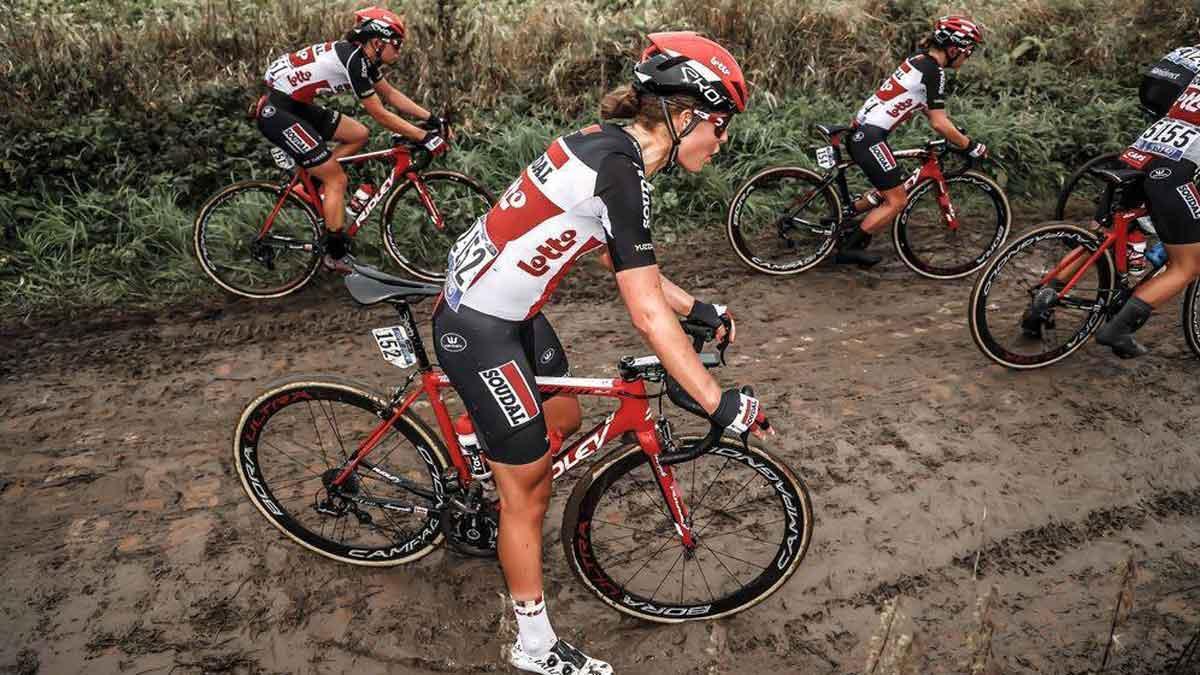 Paris-Roubaix femenina. En la imagen, Danique Braam y Jesse Vandenbulcke en la competición.