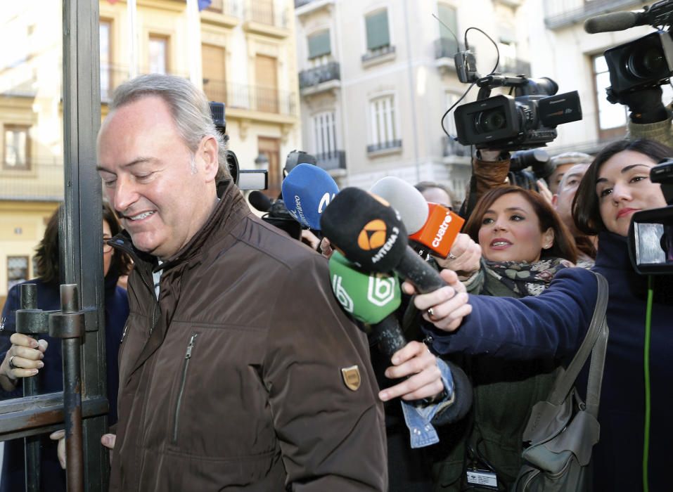 Alberto Fabra, expresidente de la Generalitat con el PP, al acceder al encuentro.