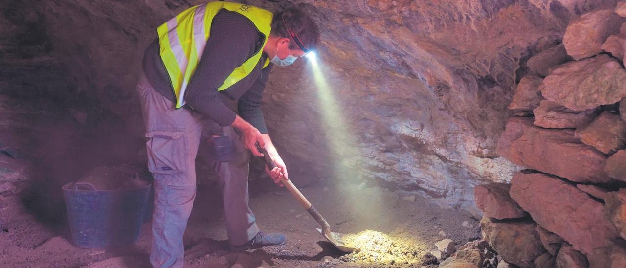 Un miembro de la expedición francesa, excavando en una cueva de Cabrera.