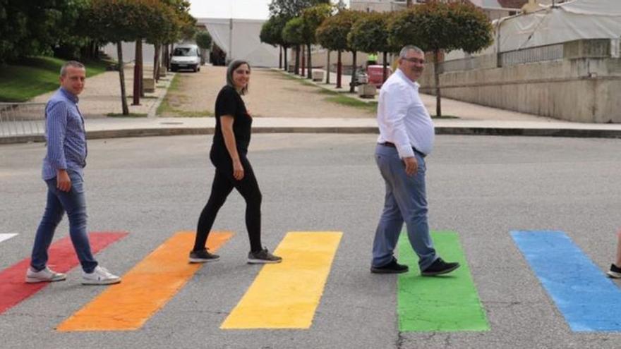 Ribadumia estrena un paso de peatones por la igualdad en la víspera del Día da Diversidade