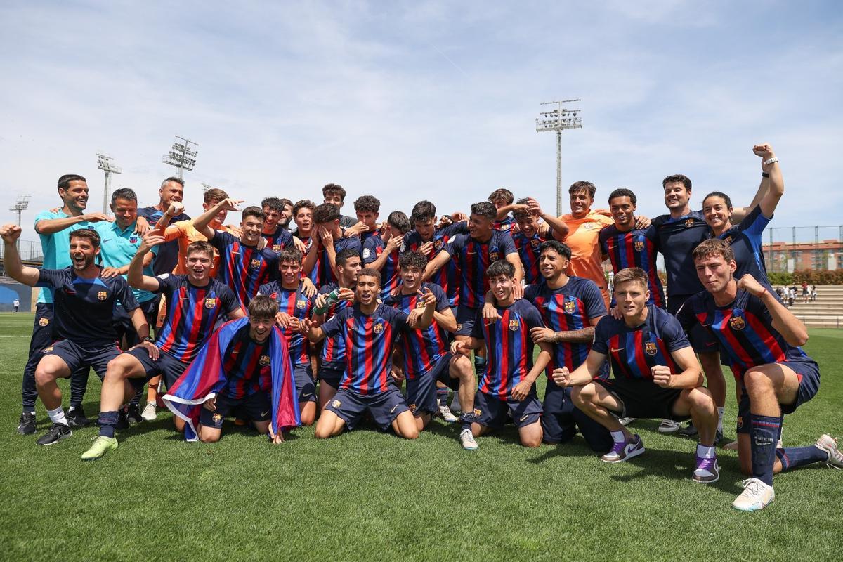 ¡Euforia absoluta! Así ha celebrado el Juvenil 'A' el título de Liga