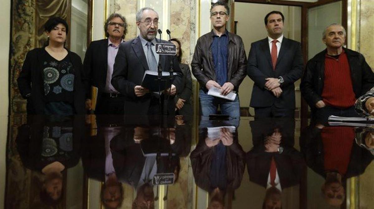 El diputat d’Amaiur Rafael Larreina, davant el micròfon, amb  representants d’ERC i el BNG, llegeix el manifest a favor del tancament de la causa de les ’herriko tabernas’. EFE / JUAN CARLOS HIDALGO