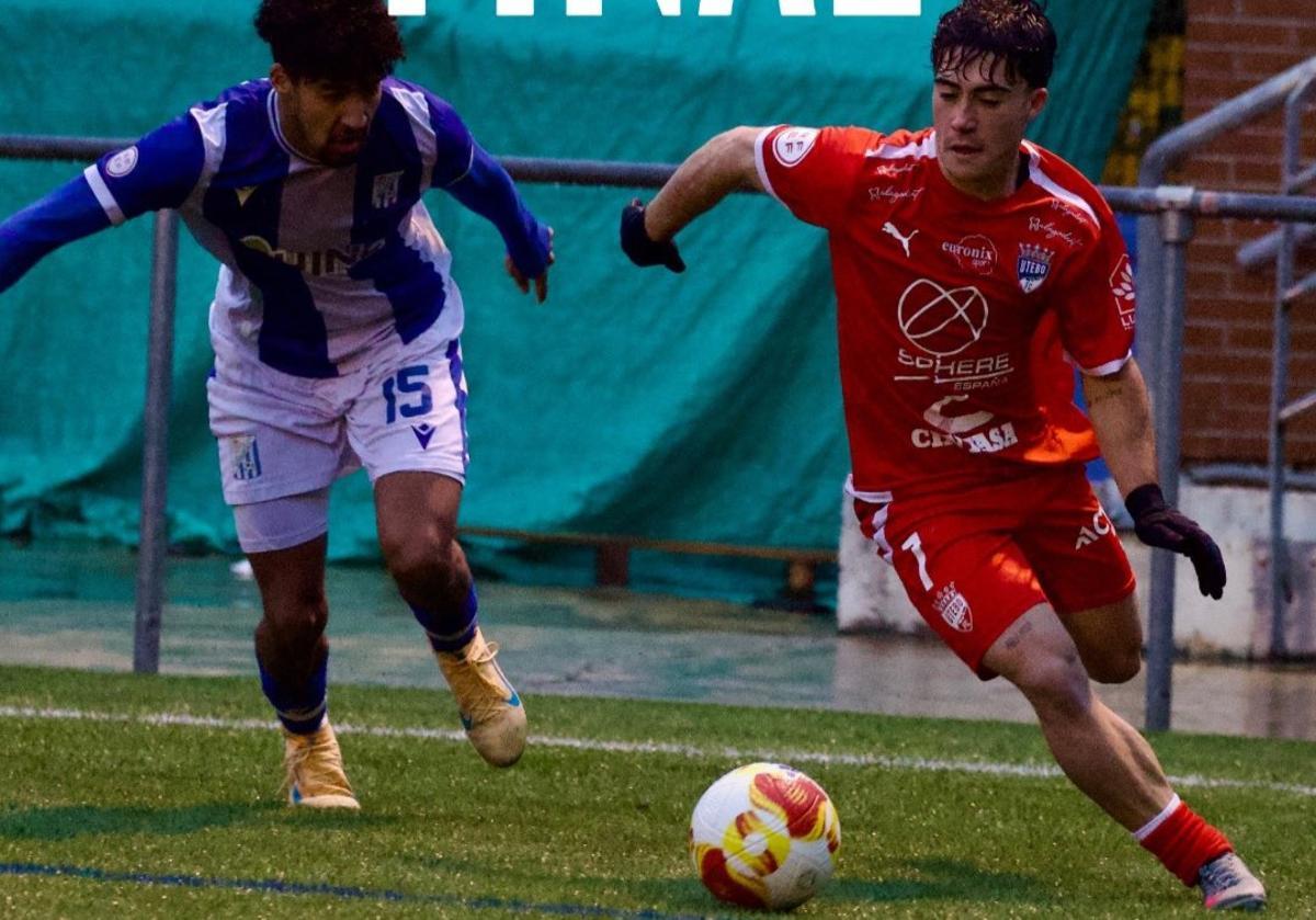 Iñaki Alberca, del Utebo, conduce el balón perseguido por un jugador de la SD Beasain.