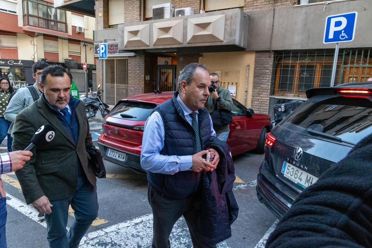 Carlos Baño, presidente de la Cámara de Comercio, a la salida de la Comisaría este viernes.