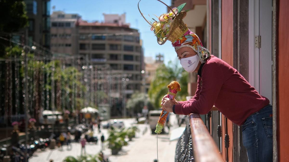 Un miembro de Las Celias, hoy viernes en el balcón de su cuartel general en pleno centro santacrucero.