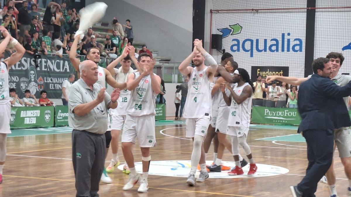 El Cáceres celebra sobre la pista la victoria ante el Toledo.