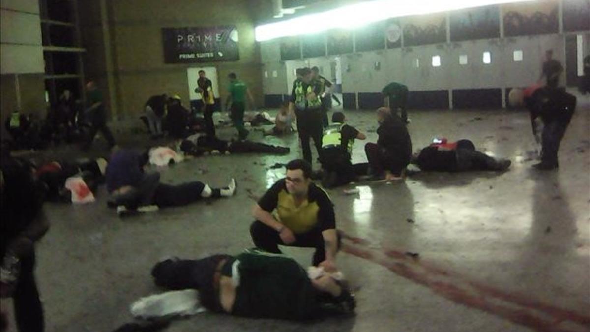 Algunos heridos reciben asistencia en el Manchester Arena.