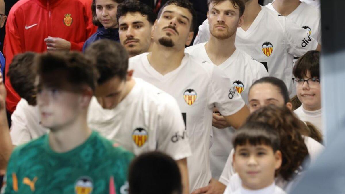Los futbolistas, en el túnel, antes de salir al encuentro del Mallorca el pasado viernes