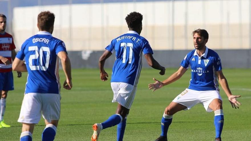 El Marbella celebra uno de sus tres goles en Granada.