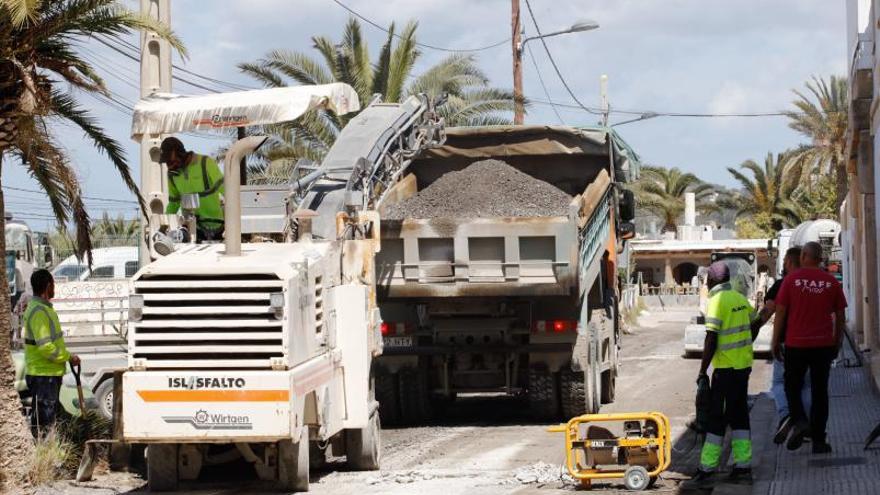 Trabajadores asfaltan un vial de Talamanca.