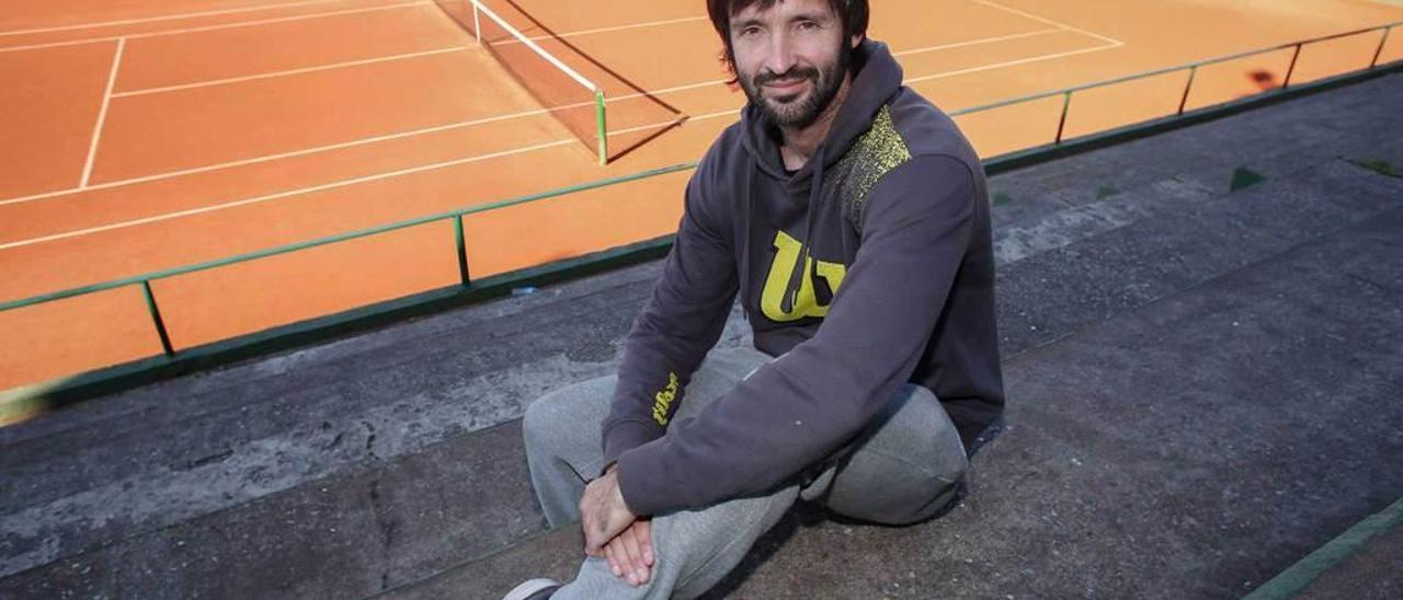 Roberto Menéndez, junto a una de las pistas del Club de Tenis de Avilés, donde se entrena estos días.