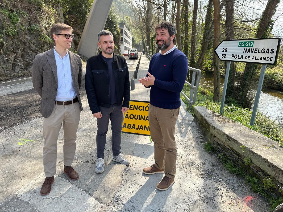 Por la izquierda, el director general de Infraestructuras, Guzmán Castro, el viceconsejero de Infraestructuras y Movilidad Sostenible, Jorge García, y el alcalde de Valdés, Óscar Pérez, este lunes, en el tramo en obras.