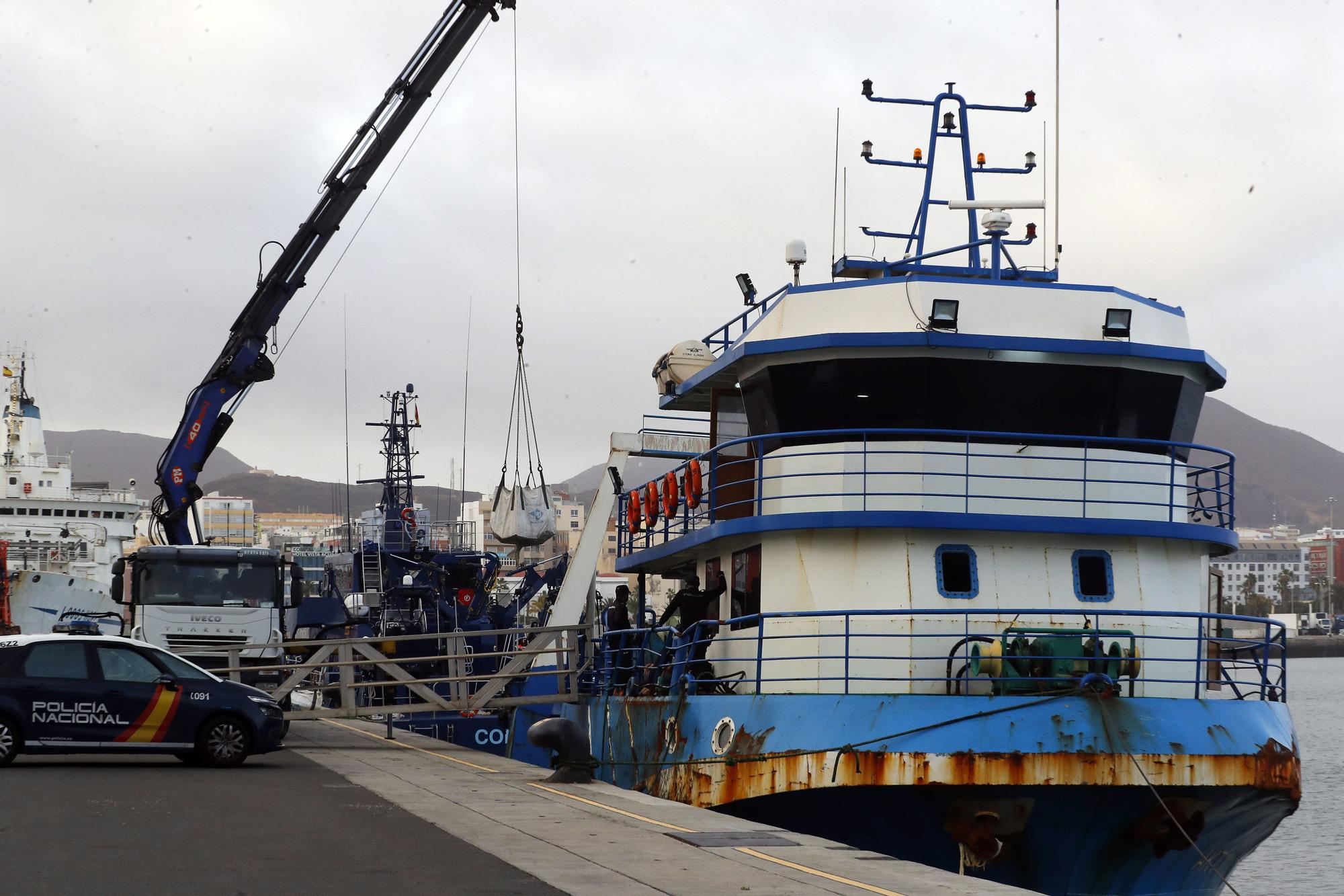 Trasladan a Gran Canaria a cinco detenidos en un pesquero con droga