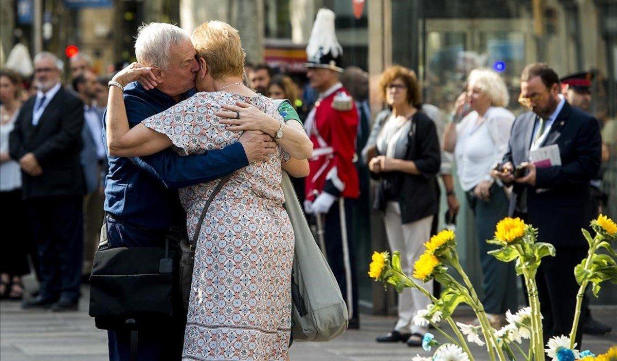 zentauroepp44682781 barcelona  17 08 2018   barcelona   familiares emocionados t180817113654