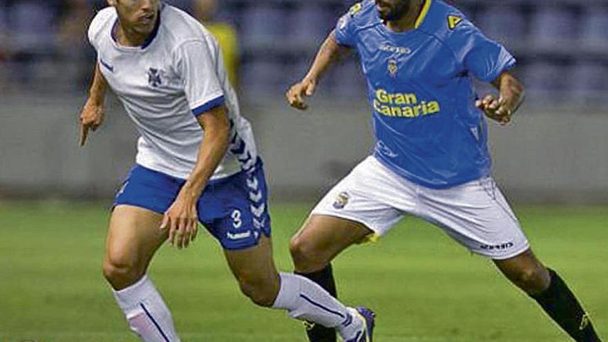Albizua, nuevo jugador del UCAM Murcia, a la izquierda, y Nauzet Alemán, en un Tenerife-Las Palmas.