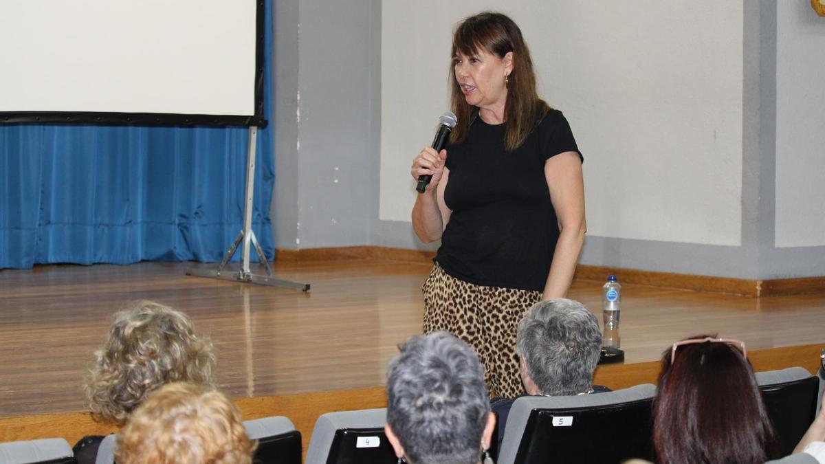 Mabel Lozano durante su participación en la sala Ramón Llull de la Biblioteca Municipal