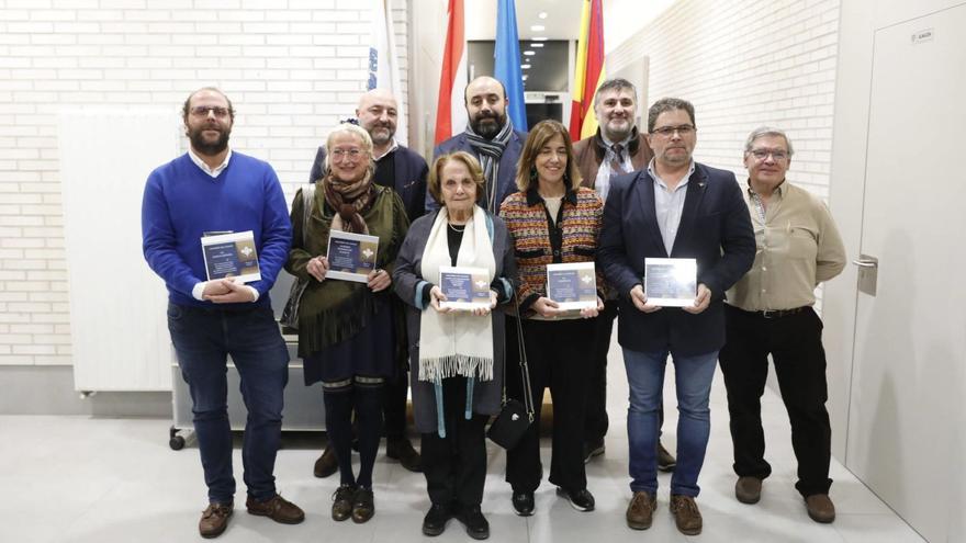 Por la izquierda, Ignacio Peláez, Aurora Rodríguez, Guzmán Pendás, Paz Fernández Felgueroso, José Luis Nicieza, Laura Fonseca, Néstor Alves, José Antonio Migoya y Juan Torrontegui, ayer, en la sede vecinal de Veriña, con las distinciones.