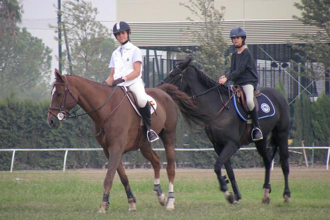 La infanta Elena y Victoria Fedrica en la hípica en Sevilla en 2015