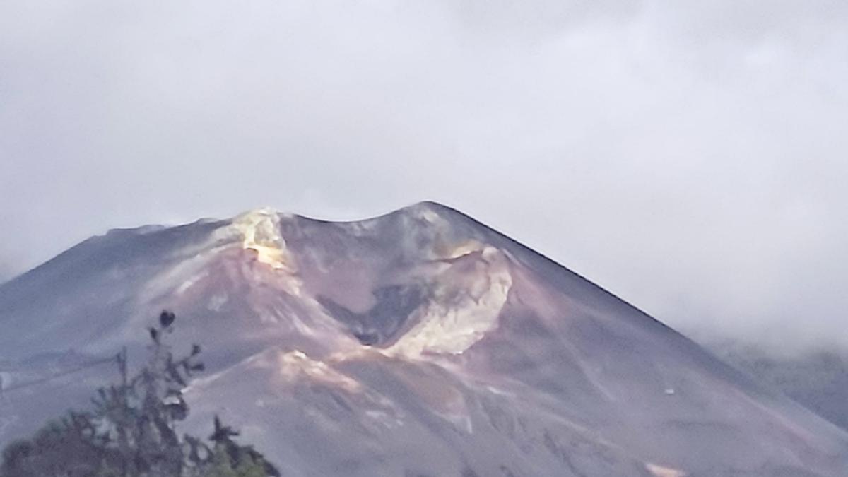 Perspectiva humeante del volcán de La Palma.