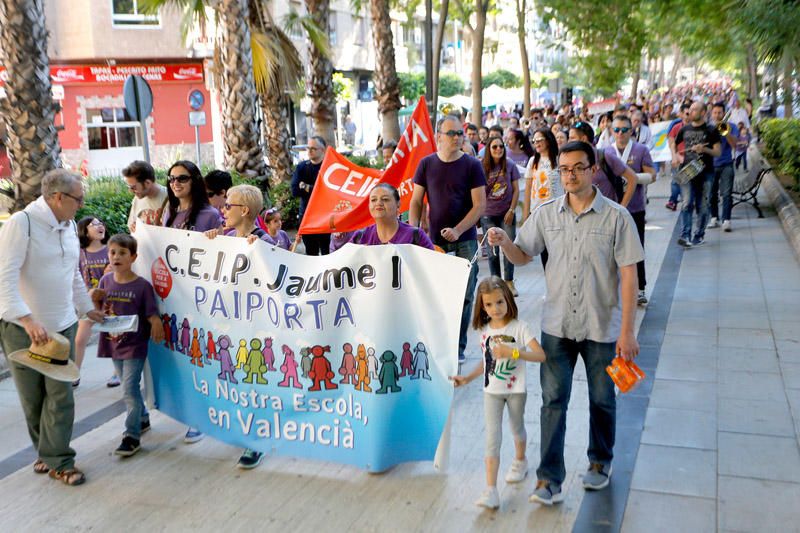 La 'festa del valencià' toma las calles de Torrent