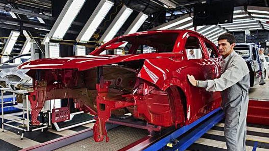 La venta de coches protagoniza la mayor caída anual, en la foto lanzamiento industrial del Peugeot 2008.