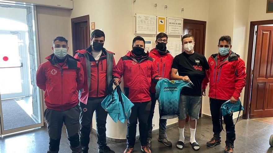 Alexey Lutsenko (2d) con los sanitarios que le atendieron tras su grave caída en el Teide.