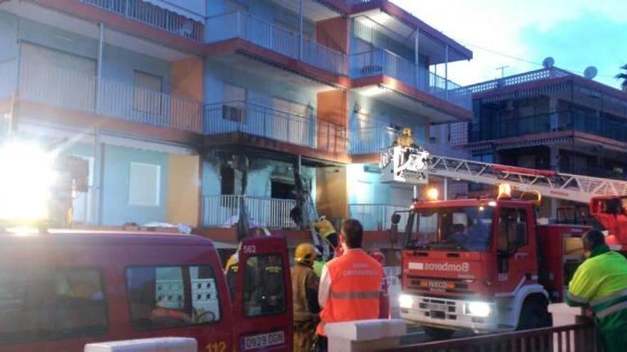 Los bomberos, en el edificio donde se produjo la explosión.