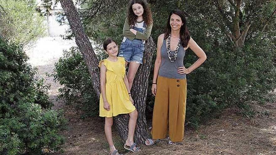 La directora Marga Melià, con las actrices Edurne Pericàs y Carla Miquel.