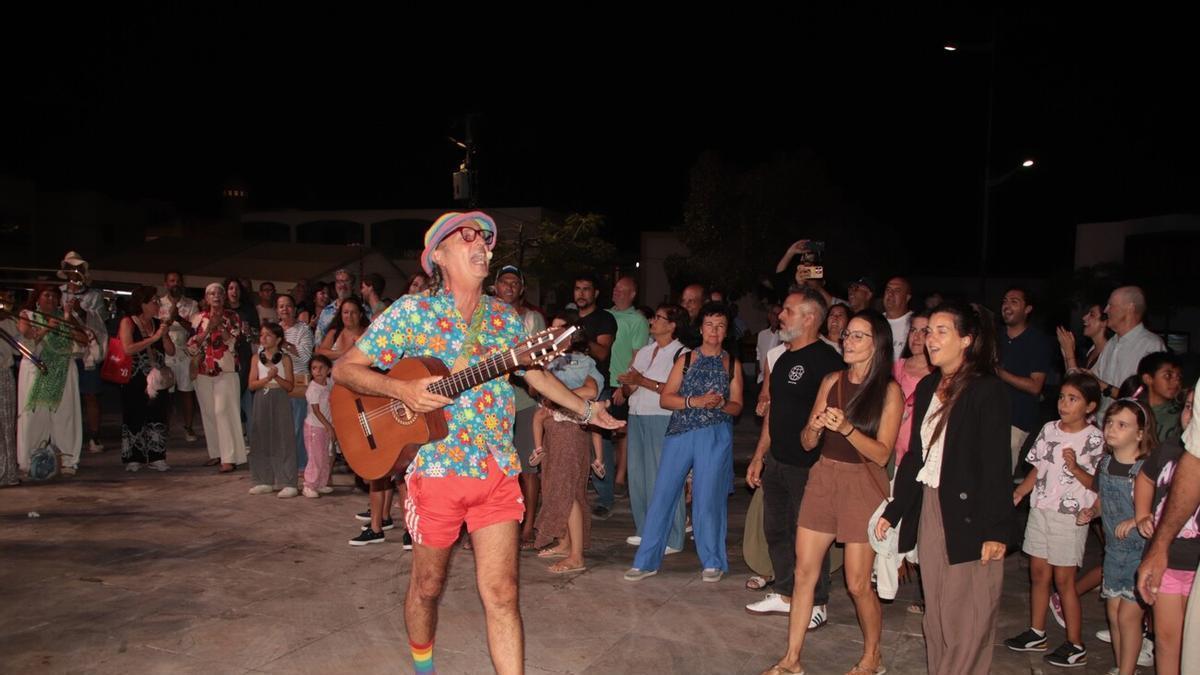 Concierto de Arístides Moreno en las fiestas del Carmen en Playa Blanca, en Lanzarote
