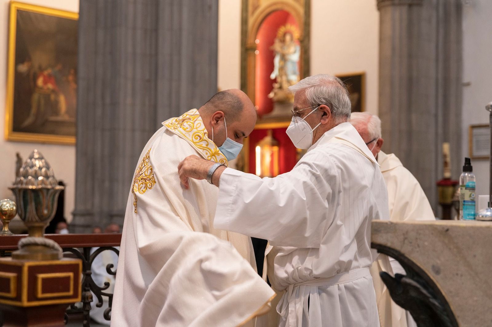 José Mazuelos ofició ayer sus primeras ordenaciones en  la catedral de Santa Ana