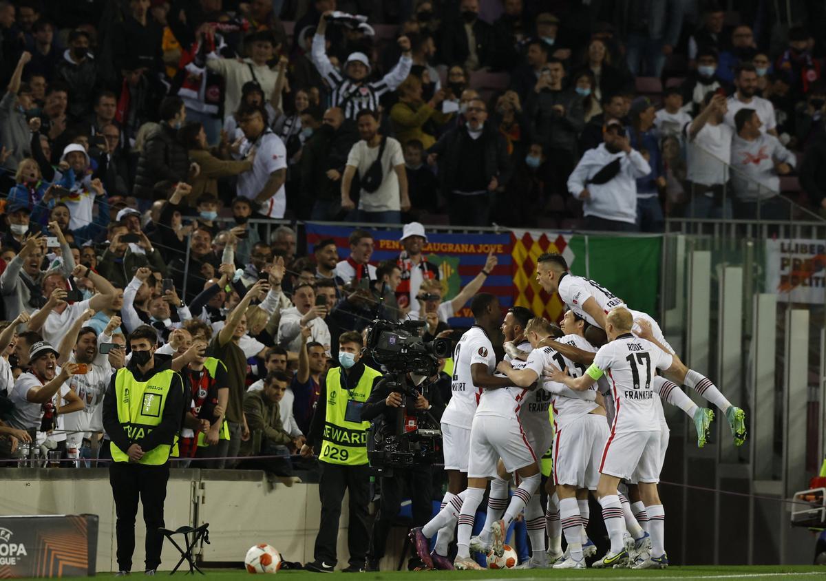 Los jugadores del Eintracht celebran su gol en el Camp Nou