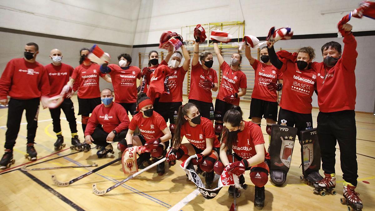 EL APOYO DE UN EQUIPO MUY GRANDE. El Telecable Gijón, en la élite del hockey sobre patines, anima al Sporting de cara al derbi. En la imagen, de pie, Isaac Roces (preparador físico), Pedro Abal (segundo entrenador), Sara Lolo, Elena Lolo, Angy Fernández, Vanessa Daribo, Rebeca González, Sara Roces, María Sanjurjo, Eva Mejido y Fernando Sierra (entrenador); agachados, Nuno Canelas (entrenador de porteras), Natasha Lee, Marta Piquero y Nuria Obeso. | |  ÁNGEL GONZÁLEZ