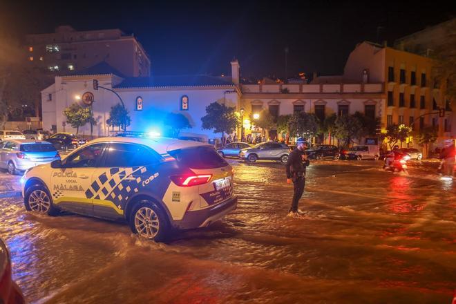Inundación en el barrio de la Victoria por una tubería rota