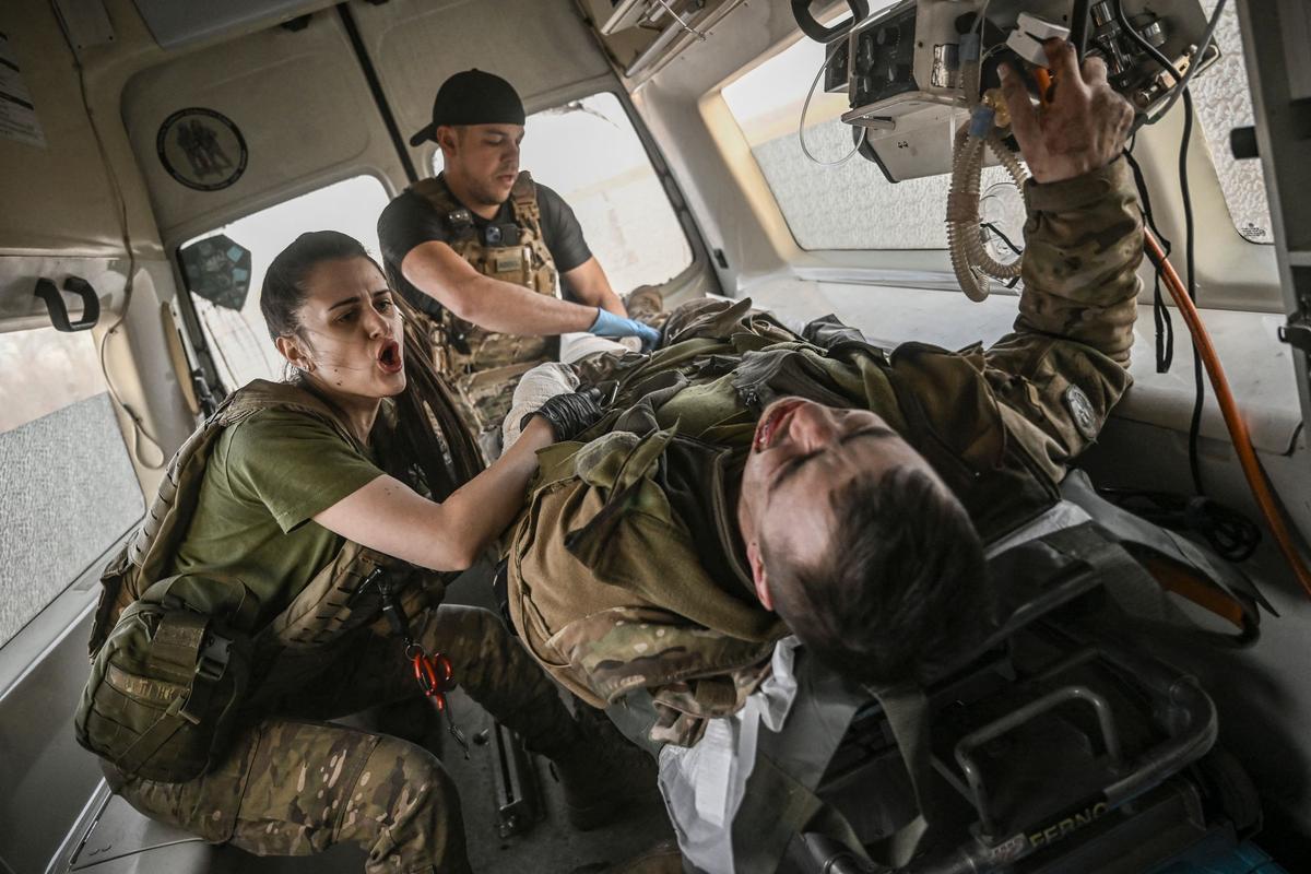 Paramédicos ucranianos evacuan a militares heridos en la línea del frente de Bajmut, el 23 de marzo de 2023