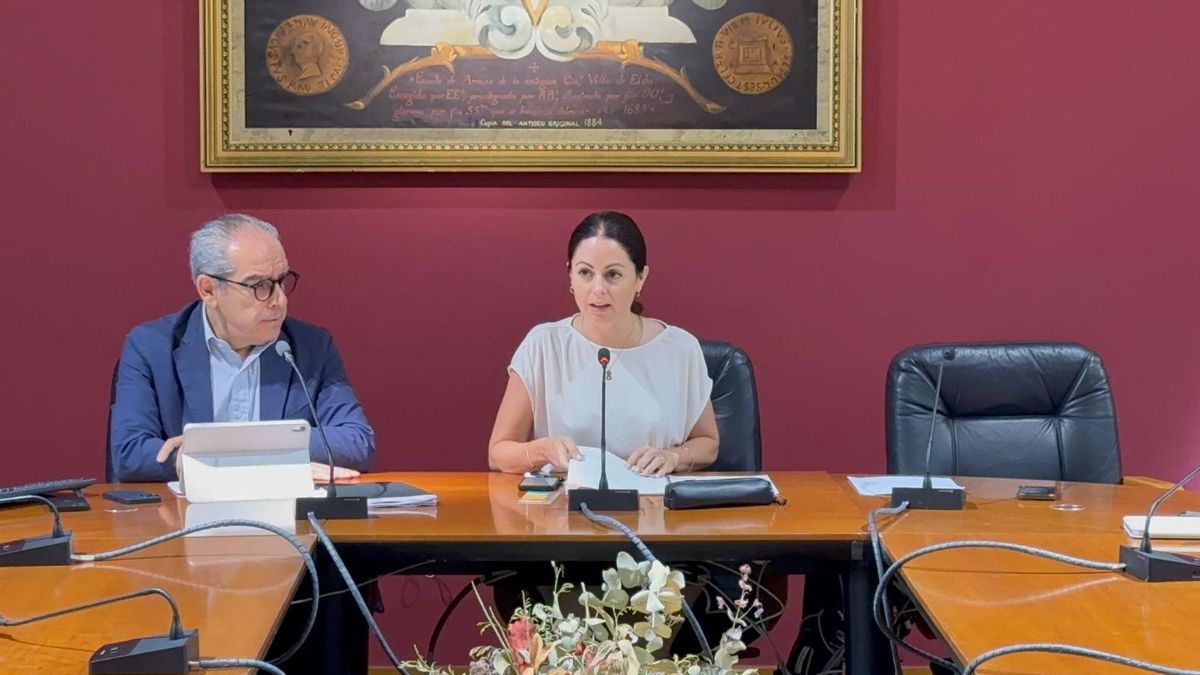 Francisco Soler escucha a Inma Mora durante la comparecencia tras la junta de gobierno de Elche