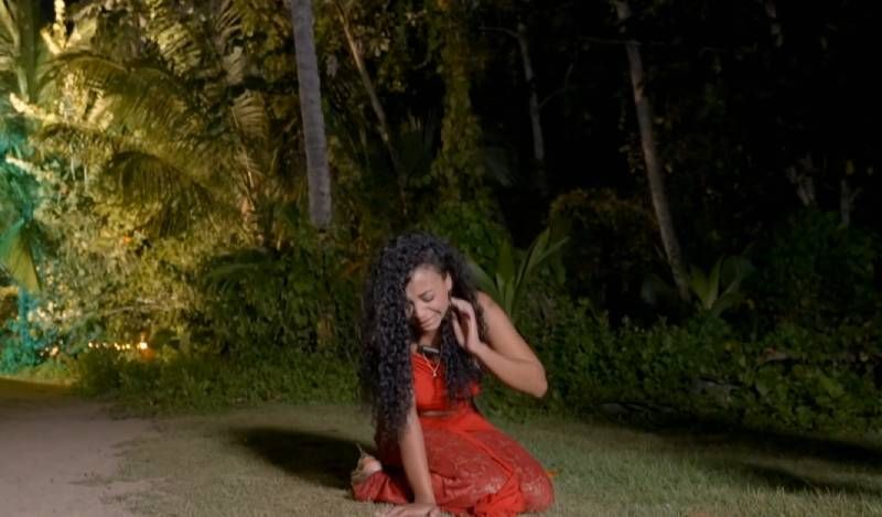 Mayeli se tira al suelo y lamenta profundamente la actitud de su novio.