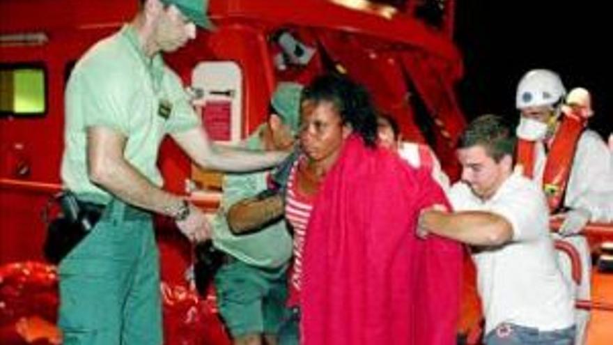Rescatados 119 inmigrantes en almeria y 35 en granada