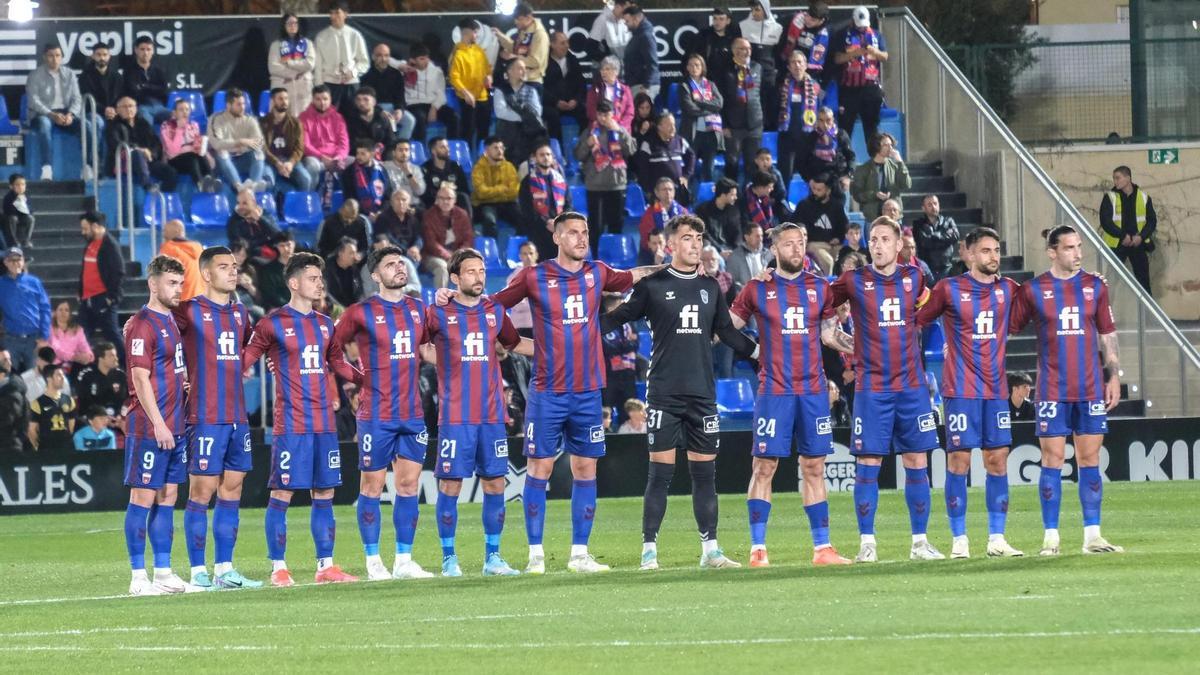 Jugadores del Deportivo en el minuto de silencio antes del partido contra el Cartagena